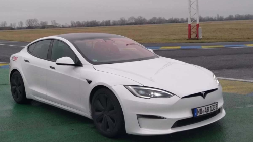 1020 Lóerős Tesla Model S Plaid élményvezetés a Kakucs Ringen 3