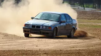 BMW 325i-vel csapatás 1,5 km-es rallycross pályán Sopron mellett