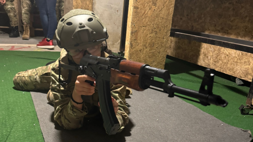 Gyerekeknek szituációs gyakorlás profi airsoft fegyverekkel 1