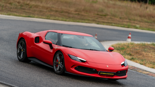 Próbáld ki a Ferrari 296 GTB-t egy felejthetetlen közúti élményvezetésen! 4