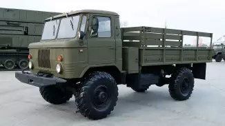 GAZ 66 katonai szállító teherautó vezetés terepen akár 10 utassal
