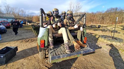 Paintball UAZ katonai terepjáróról menet közben vagányoknak 1